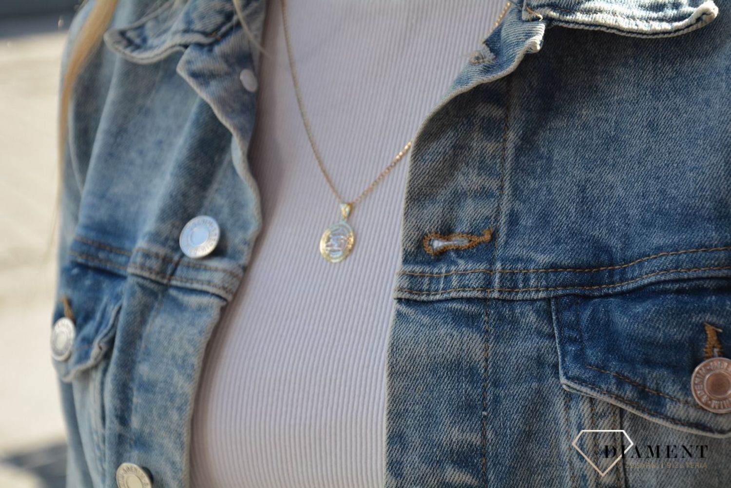 Złota zawieszka w formie ażurowego koła to doskonały dodatek do każdej stylizacji. Idealny pomysł na upominek. Darmowa dostawa i ozdobne pudełko! Zapraszamy.jpg